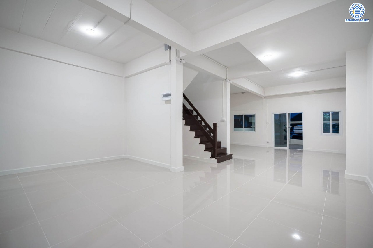 บ้านมือสองตกแต่งใหม่ โครงการ สวนกุหลาบ ติวานนท์-แจ้งวัฒนะ ติดถนนติวานนท์ ใกล้โรงเรียนสวนกุหลาบวิทยาลัย เนื้อที่ 27 ตร.ว. ฟังก์ชัน 3 ห้องนอน 2 ห้องน้ำ จอดรถได้ 1 คัน บนทำเลใกล้จุดขึ้นทางด่วน "ศรีรัช" และรถไฟฟ้าสายสีชมพู "สถานีปากเกร็ด"